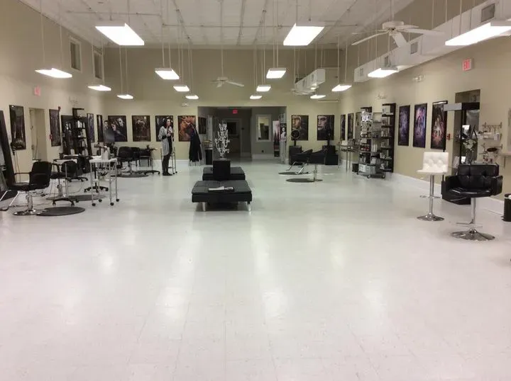 https://cdn.salonspotlight.com/photos/uGcPaFP0zNvouhTkXB1Y/642c5917-9255-43c8-8247-09974011ee9a_720x720