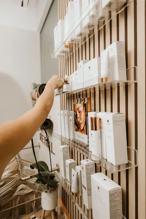 https://cdn.salonspotlight.com/photos/uHIoUHgBg3TATQCKgyld/081f9e0e-4d8f-4816-8d54-3913d06ca5a2_720x720