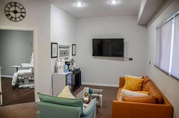 https://cdn.salonspotlight.com/photos/uJMV8HV0vwNue8w0ntlh/0dc14642-4984-4620-9436-741707a4d3c9_720x720