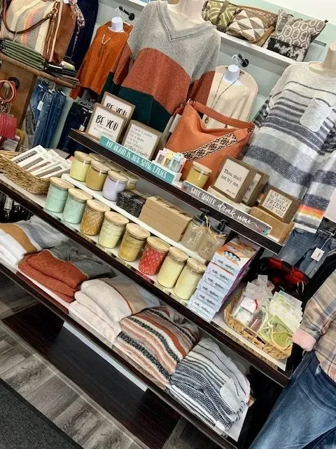 https://cdn.salonspotlight.com/photos/uKEF6xyT5J6aKgC7Dic1/3cba4815-6cdb-4752-aca9-7fcf61dbf6ed_720x720
