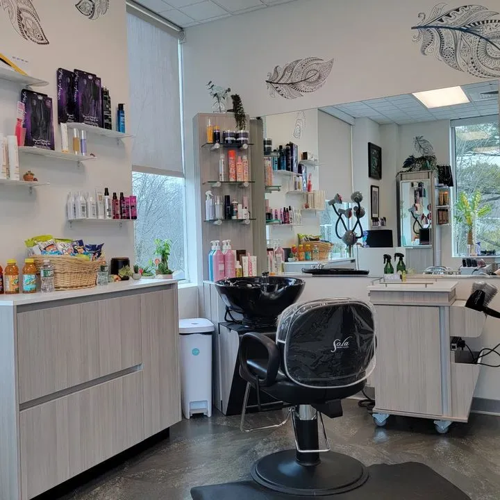 https://cdn.salonspotlight.com/photos/uLpErgaWMFACaO26sIle/223b3536-3c81-4d98-b3e9-70c48fbcc9a5_720x720