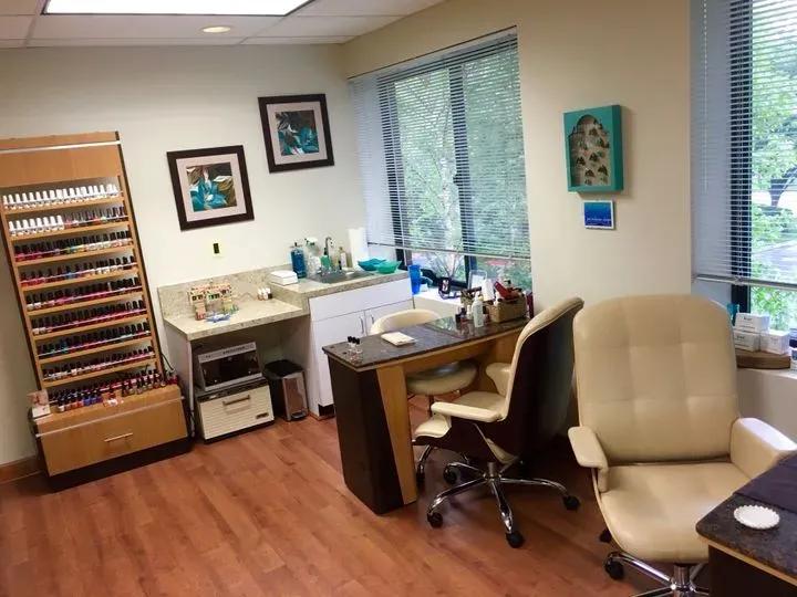 https://cdn.salonspotlight.com/photos/uM7rxlUU6qpaYnL2nCe3/7788efcd-f5a9-441f-a4d6-552a5af8dcae_720x720