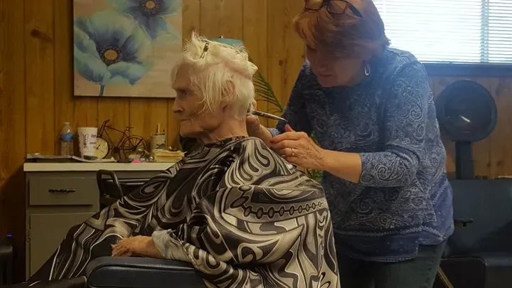 https://cdn.salonspotlight.com/photos/uMNuql3XgxDLA8jziG4j/9402b419-d90a-46b6-bdc2-1211d8420108_720x720