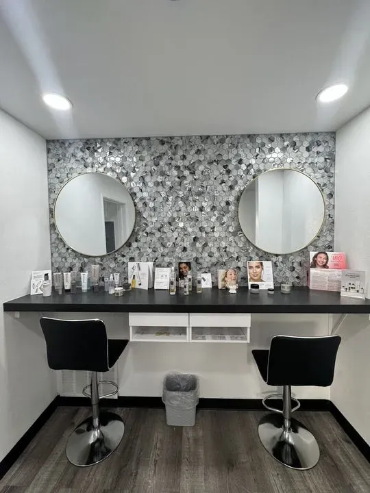 https://cdn.salonspotlight.com/photos/uNLosjLQ9eYP9W7CszR2/062dcf65-2fe7-4169-ac36-d4b01a68409a_720x720
