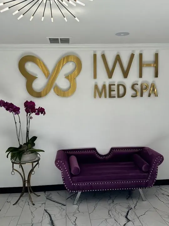 https://cdn.salonspotlight.com/photos/uNLosjLQ9eYP9W7CszR2/ff2822e6-9a05-47c8-a5c9-ea11108dcdbc_720x720