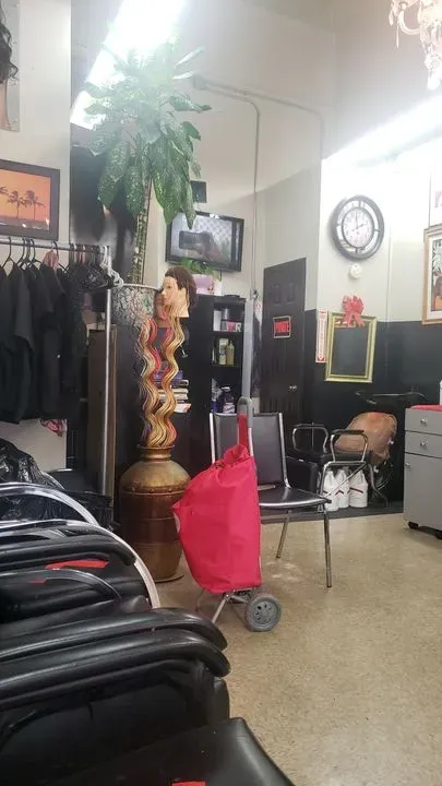 https://cdn.salonspotlight.com/photos/uNqt19t2Ek1WaTdVwblH/23e9bd9c-acaa-429c-ba87-7a2e296d1cdc_720x720