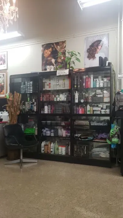 https://cdn.salonspotlight.com/photos/uNqt19t2Ek1WaTdVwblH/cead0593-a968-44ee-8fdf-7d4847fbafa4_720x720