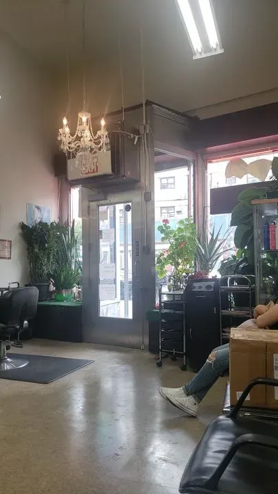 https://cdn.salonspotlight.com/photos/uNqt19t2Ek1WaTdVwblH/dd7dd2c8-5408-42e4-be14-952e4e82631f_720x720