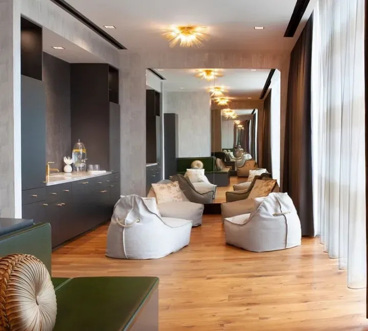 https://cdn.salonspotlight.com/photos/uO4ks2sUFrz41nImRpoe/93395a91-29b0-4d51-b29d-8af34183d4b6_720x720