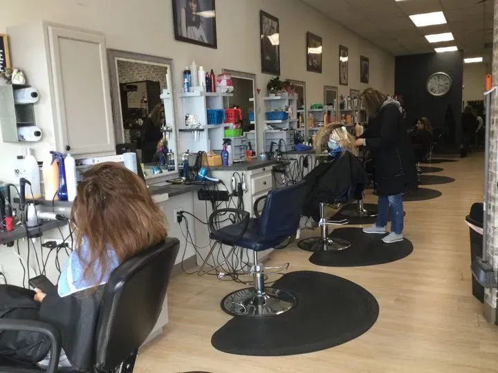 https://cdn.salonspotlight.com/photos/uOqip1mHwwBtjud909QC/e04eeab4-cba5-42eb-93d2-627598f4aa7d_720x720