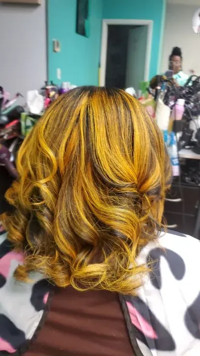 https://cdn.salonspotlight.com/photos/uPKzv0htGxLB6XjxSSzi/a4d54b20-8a19-43cc-afe3-8f1cd9ffac78_720x720