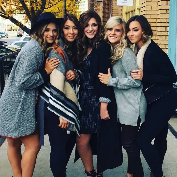 https://cdn.salonspotlight.com/photos/uTKbhZ6C1ROk5RLWnEqC/5d529fb8-291e-4691-b6e1-d5b12318d033_720x720