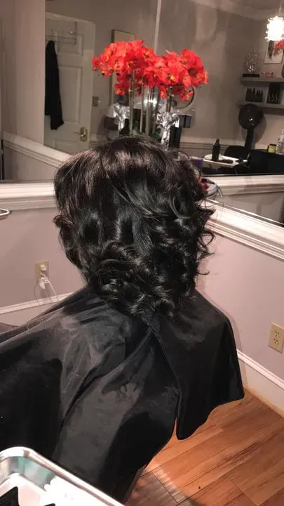 https://cdn.salonspotlight.com/photos/uUWQZwmQNZaaX2s8jiUY/ccb12e2d-7297-4bc4-8458-7e4461d1eec2_720x720