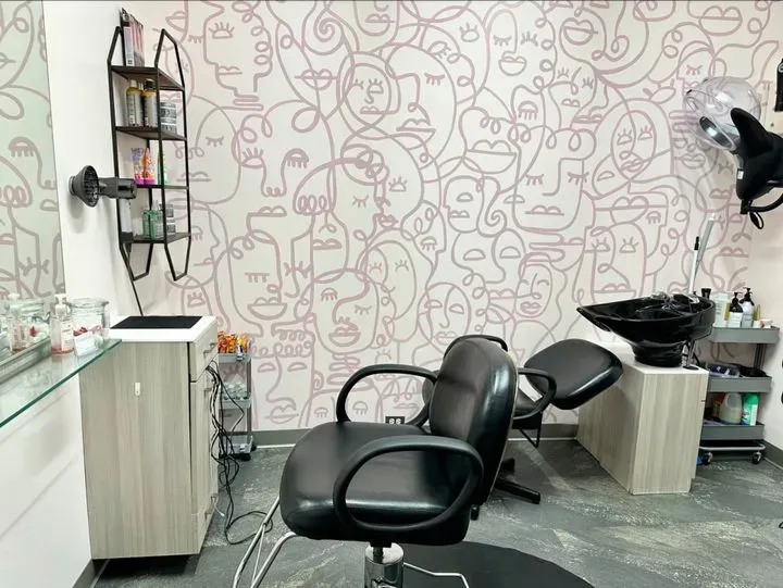 https://cdn.salonspotlight.com/photos/uUZ7WlRokIC801OcsgaM/43fbefb0-0ae3-4e2a-8a5b-58042692e7ba_720x720