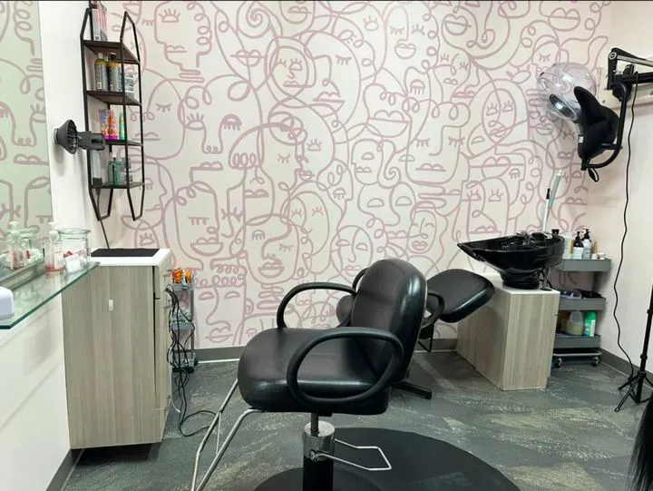 https://cdn.salonspotlight.com/photos/uUZ7WlRokIC801OcsgaM/97760be2-9826-44fb-9d6b-e595d06ed331_720x720
