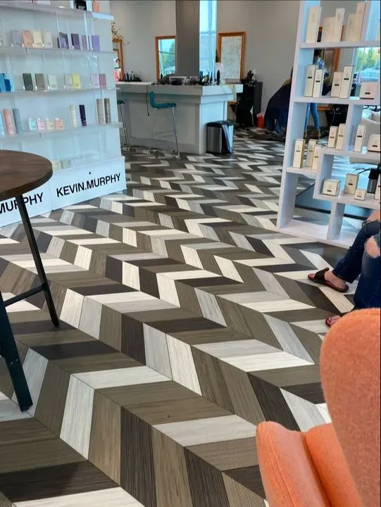 https://cdn.salonspotlight.com/photos/uX1RG2h0Op06vnRTK1Vm/84dba927-c2c0-4837-90c9-c1e2219a83be_720x720