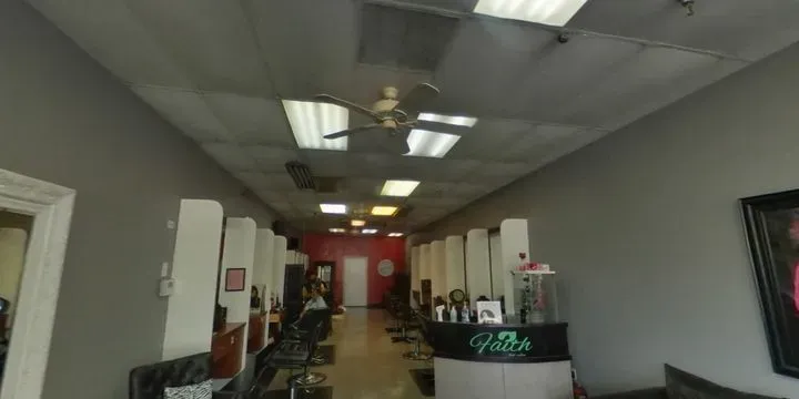 https://cdn.salonspotlight.com/photos/uY8UE2UjzdzdKuFuvD3B/bdd05cd3-95d4-4a7b-8083-88b343f92eee_720x720