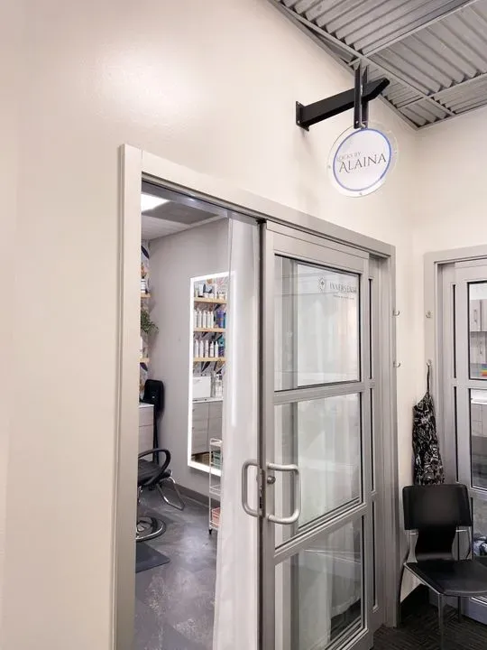 https://cdn.salonspotlight.com/photos/uZHXDr6NYfC4pWO9ITkV/4abb7140-e103-4ada-824a-c5fca9427028_720x720