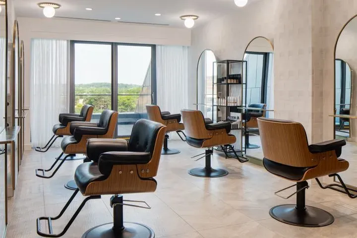 https://cdn.salonspotlight.com/photos/uaA79WRlKpebF58mBsto/0a5b23e1-e147-4166-b310-88f218a97613_720x720