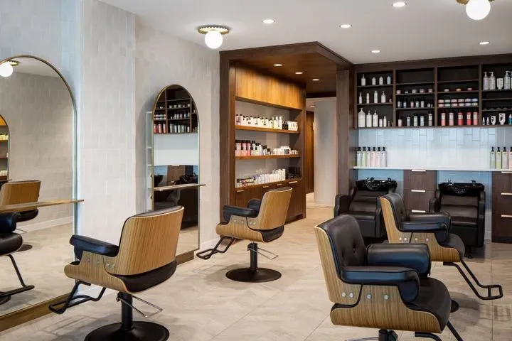 https://cdn.salonspotlight.com/photos/uaA79WRlKpebF58mBsto/46dee9fc-5f42-4bd4-afc1-41e8ee7372d7_720x720