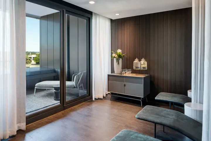 https://cdn.salonspotlight.com/photos/uaA79WRlKpebF58mBsto/7165c4b5-377b-46cc-8d86-a92650aff468_720x720