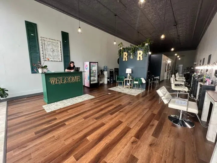 https://cdn.salonspotlight.com/photos/uckk1MffZad2Tdfo9npp/527e510f-c824-4e8d-b503-5e136e107809_720x720