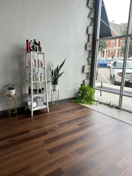 https://cdn.salonspotlight.com/photos/uckk1MffZad2Tdfo9npp/a55f5448-c725-4df9-84cf-2109a8702f2a_720x720