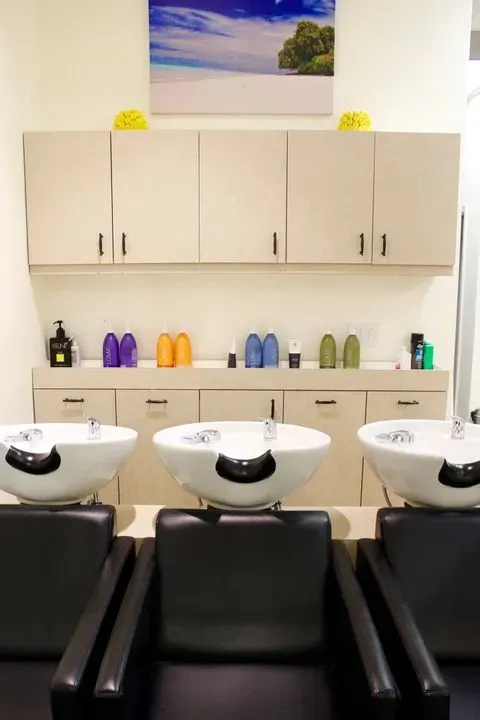 https://cdn.salonspotlight.com/photos/udGPeqDbSEuQuM2Q7gp4/00d99383-4c88-4022-bc7c-509d9982aa33_720x720