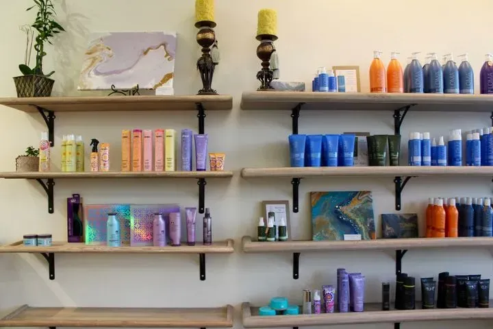 https://cdn.salonspotlight.com/photos/udGPeqDbSEuQuM2Q7gp4/b939fad5-79c6-482c-bf9e-7ba5cbb47c2c_720x720