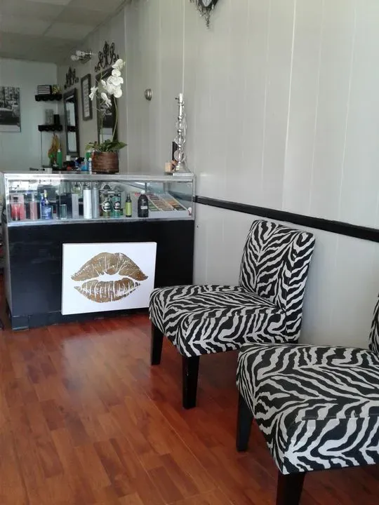 https://cdn.salonspotlight.com/photos/ugP6IjsyI14LcvfNOHvo/cd3a3114-295b-490e-a9ff-7ed91e085f57_720x720