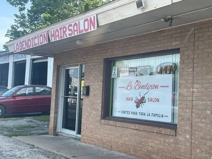 https://cdn.salonspotlight.com/photos/uhbx1ysH8c2Abe2UZl0I/5a1648a9-af4c-464d-81e1-b85b68f0e24a_720x720