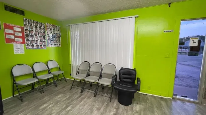 https://cdn.salonspotlight.com/photos/uhbx1ysH8c2Abe2UZl0I/dac117d3-fd35-4ae9-80e3-604a3ff5323b_720x720