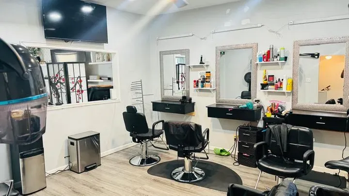 https://cdn.salonspotlight.com/photos/uhe59jKVlz6y74C7eeNM/517c7f55-197e-4382-b244-36c5050f1adc_720x720