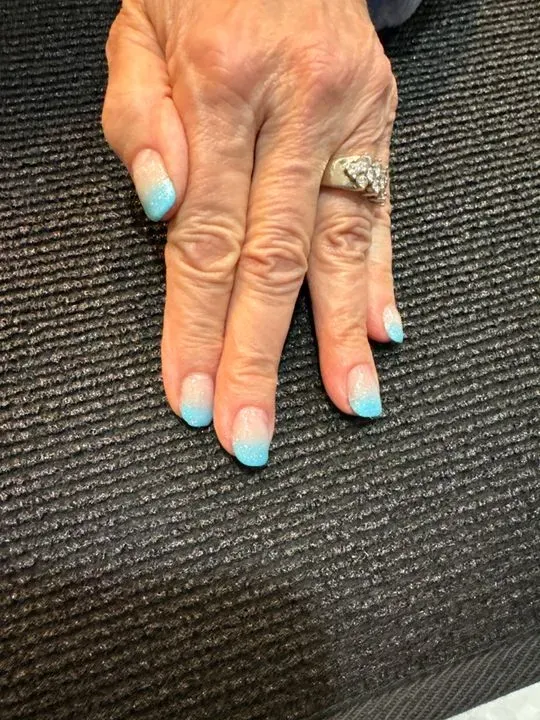 https://cdn.salonspotlight.com/photos/ulKJhoe79G8PRyvTmngb/25a5a666-3ce3-45ef-9cdf-cb8a05e6b641_720x720