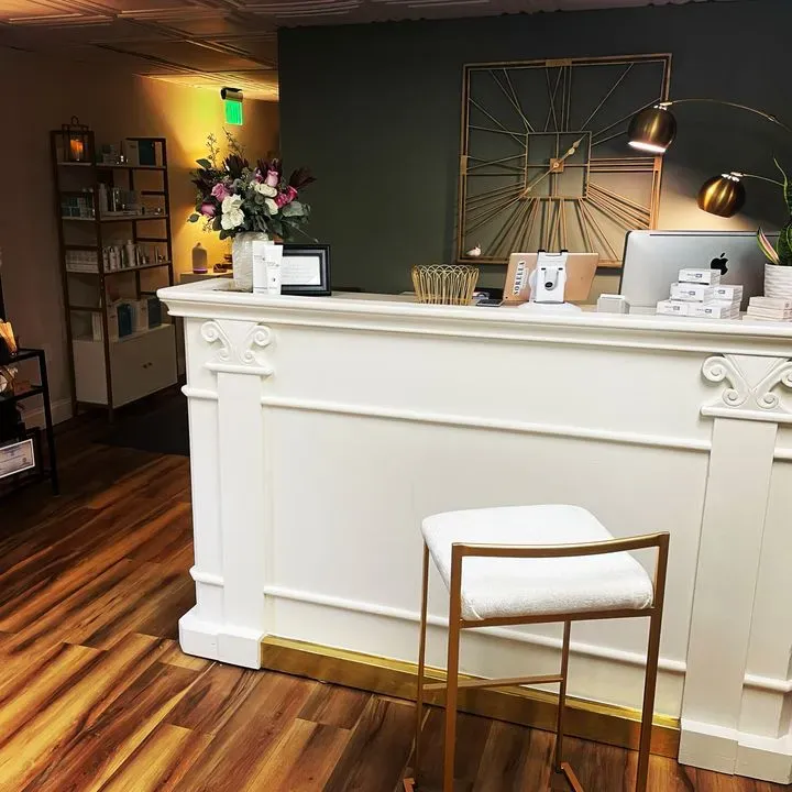 https://cdn.salonspotlight.com/photos/ulVqH2jNE6GCiV3uF20u/49e562d9-5ee0-4702-b4c0-c6bc9203e404_720x720