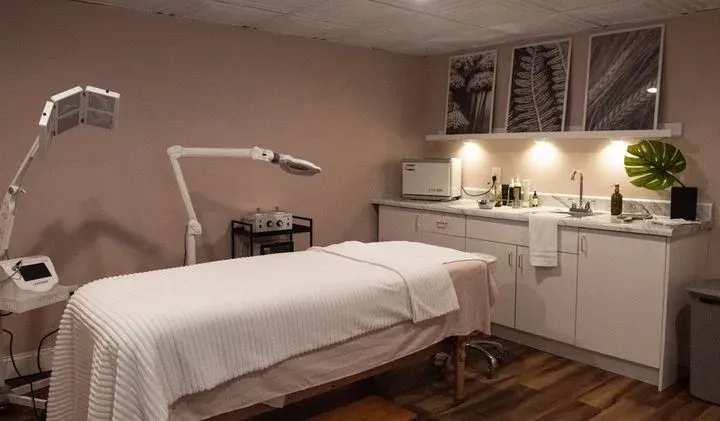 https://cdn.salonspotlight.com/photos/ulVqH2jNE6GCiV3uF20u/abf9a8d8-5290-4487-b494-f3637e97d5e4_720x720