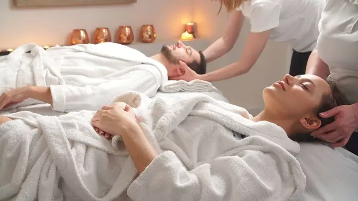 https://cdn.salonspotlight.com/photos/uljD7SVarhnWDxfr2mkR/219b9ff6-3aa8-4cd0-8571-b94bafa6425d_720x720