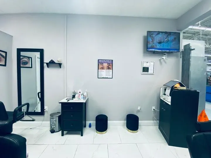 https://cdn.salonspotlight.com/photos/ulnP1D4lUvDrob3g81yZ/f8b29845-17b5-4359-becb-e216292b048d_720x720