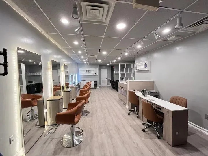 https://cdn.salonspotlight.com/photos/upaN5z60LDIglXBOV4I3/7e99677c-0096-4f23-9f90-dc5018b02a8f_720x720