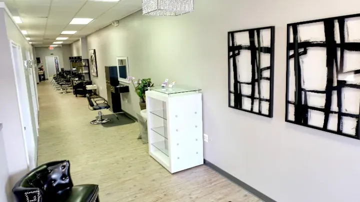 https://cdn.salonspotlight.com/photos/uqaDx3k24hcliAUKCIpd/90958eaf-89a1-45d4-bc53-368e0c870c33_720x720