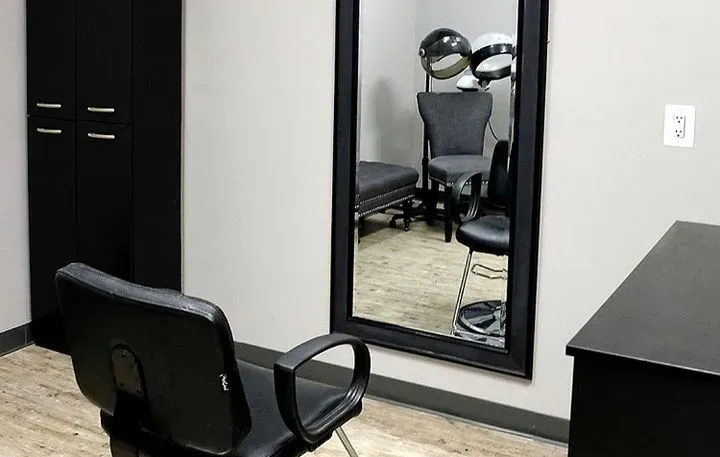 https://cdn.salonspotlight.com/photos/uqaDx3k24hcliAUKCIpd/a6d5668a-9697-4967-a521-3d5bd597015b_720x720