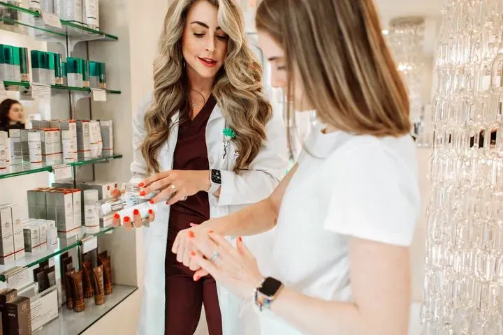 https://cdn.salonspotlight.com/photos/utwWmlltJ664QOVfmuB1/70eaff94-3b95-4716-9a46-f11e45c86968_720x720
