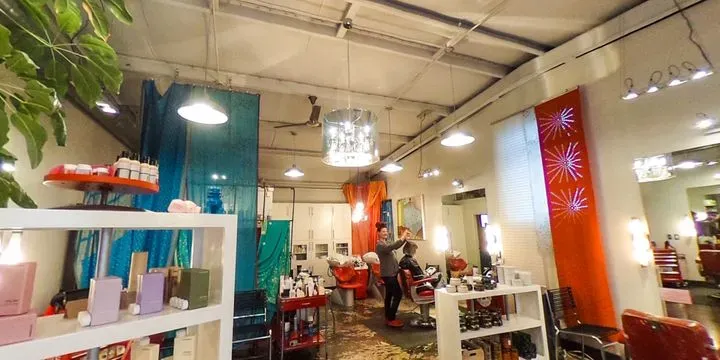 https://cdn.salonspotlight.com/photos/uujFNeRk7nShFyAcoP2r/e22d0a72-a2bb-4513-a991-f8fbd25fc1c9_720x720