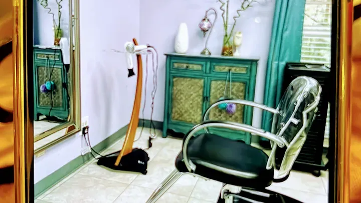 https://cdn.salonspotlight.com/photos/uwPhyILB29LwIeQfsWLr/9a90e501-2f0d-4b1e-a630-d4faf44be42b_720x720