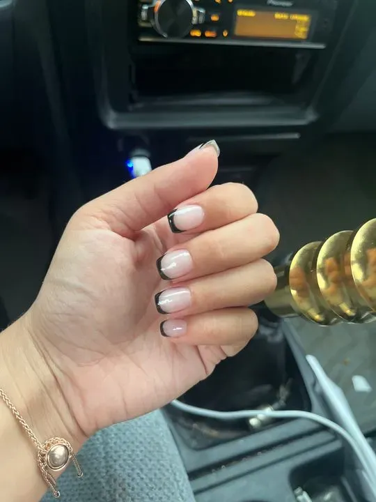 https://cdn.salonspotlight.com/photos/v02o9wynynSSW8dghuse/dffce965-555a-4edf-83a9-547f07fd0a0b_720x720