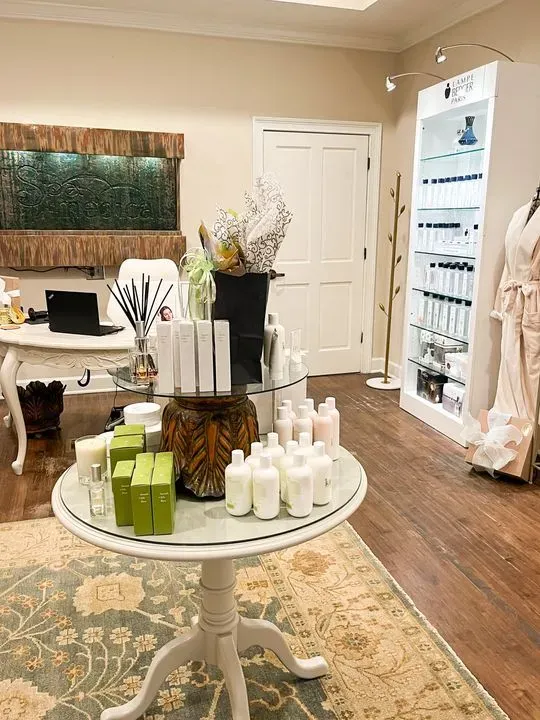 https://cdn.salonspotlight.com/photos/v0CqdknOWDKuIOC647Vn/3f2eff1f-1f20-445d-928a-1d445c28594b_720x720