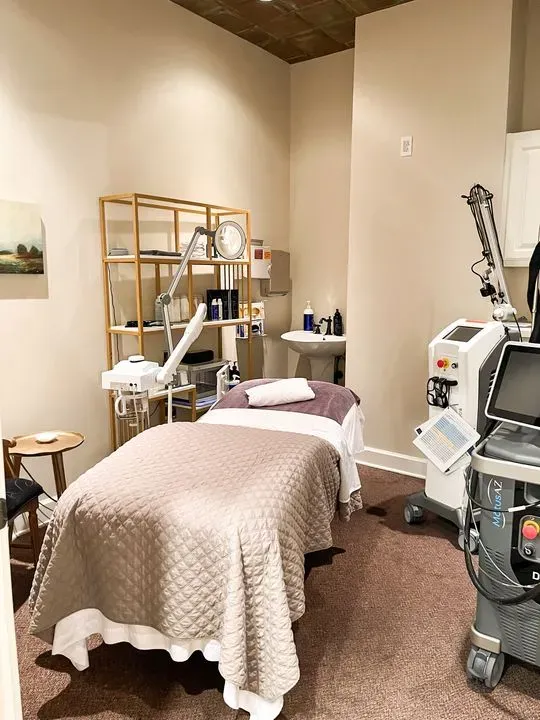 https://cdn.salonspotlight.com/photos/v0CqdknOWDKuIOC647Vn/96dc1c47-5652-4e6b-82f2-1a23f20b1e53_720x720