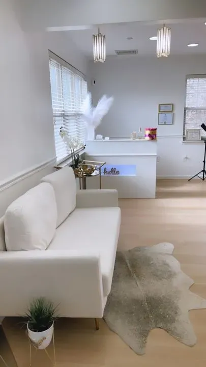 https://cdn.salonspotlight.com/photos/v17fwanCWCCxs69Vbyqs/8a4697e4-b7c1-4844-ad17-0abcdabaedda_720x720