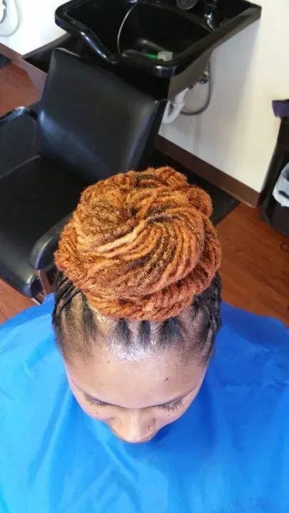 https://cdn.salonspotlight.com/photos/v28QBKkDngTaAyIBO5pA/751d9137-d0a1-40d5-a655-58270b331f28_720x720