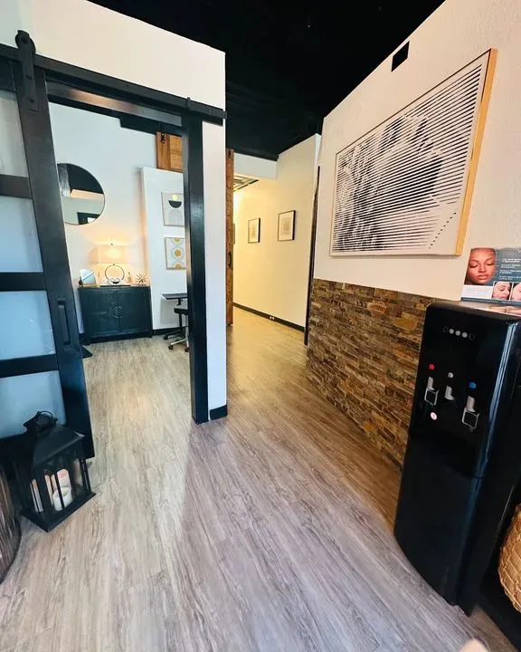 https://cdn.salonspotlight.com/photos/v2mdV5xul7tVnFUshXwr/76921452-2a31-4e26-85b8-2bb9a03ebbfa_720x720
